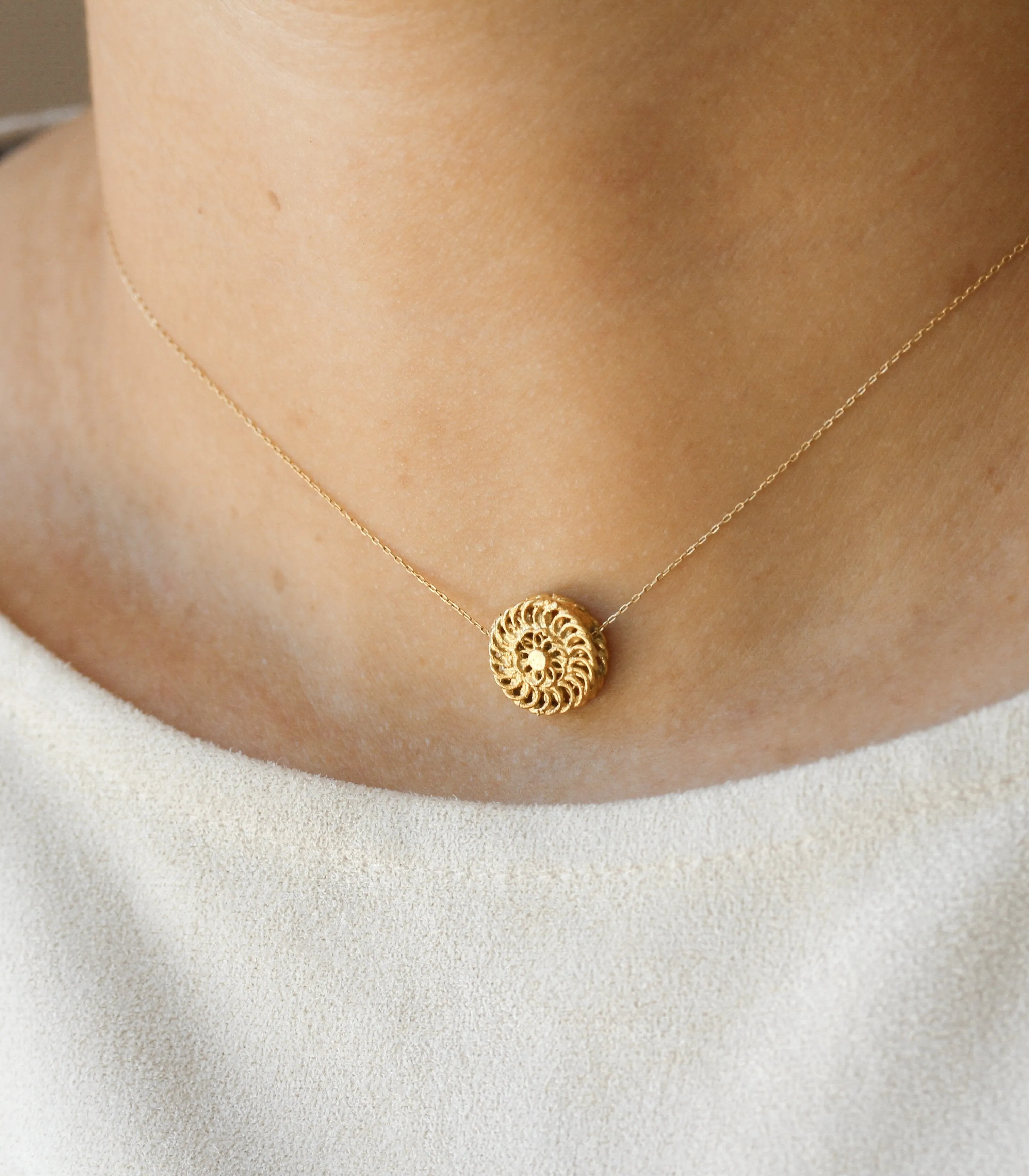 The Padumna Minimalist Chain Pendant Necklace In Gold Filigree